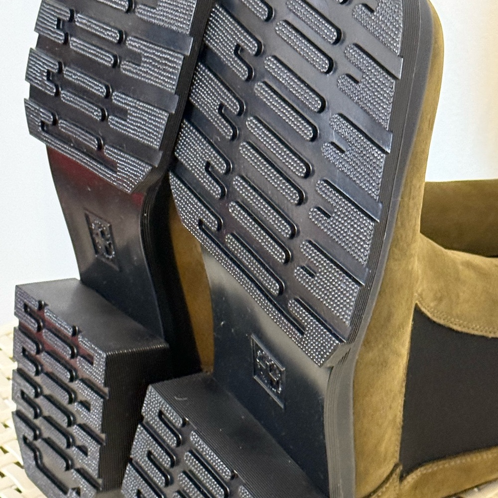 Dr. Martens
Maybole Chelsea Olive Buttersoft Boots - Picture 10 of 14